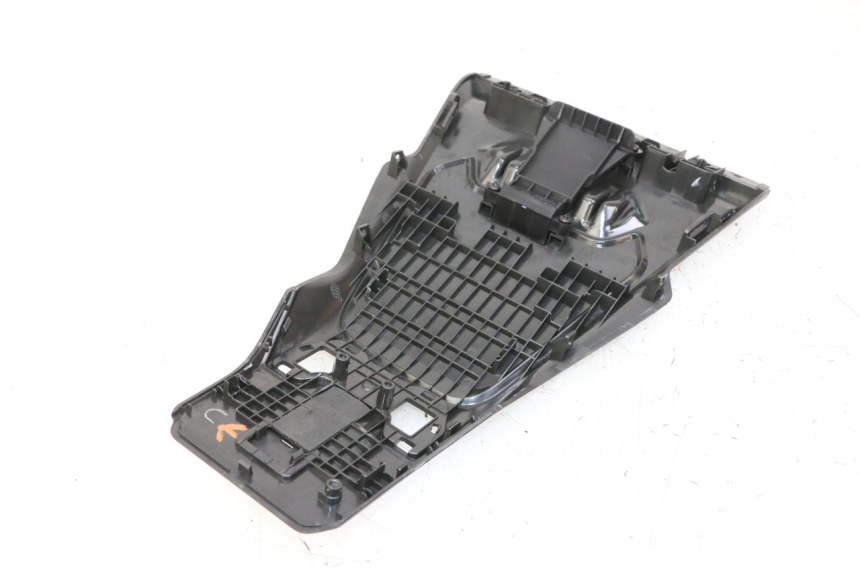 photo de REAR UPPER MIDDLE PANEL SEGWAY NINEBOT ZT3 PRO 1 - Fixing points details