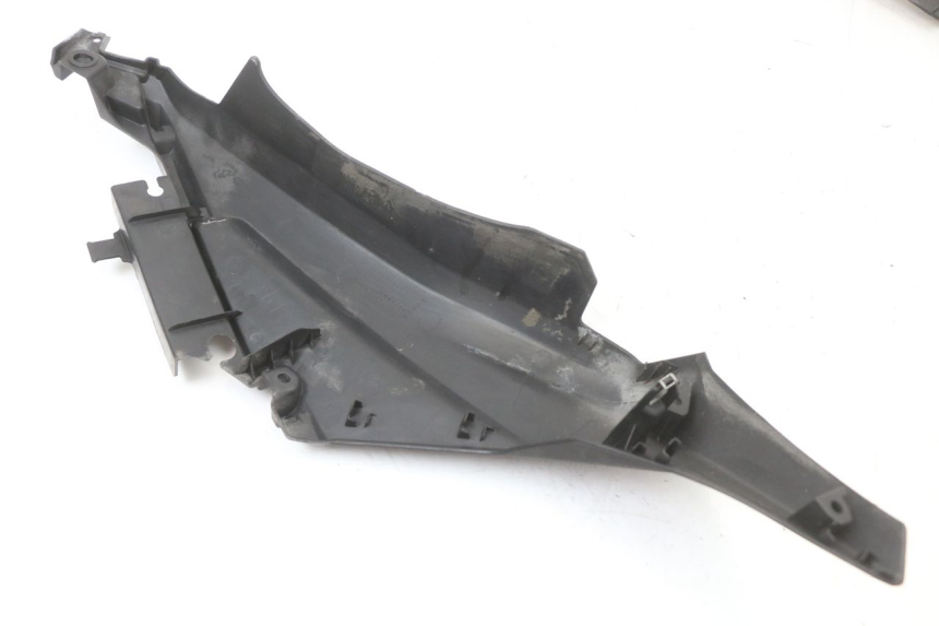 photo de REAR MIDDLE PANEL YAMAHA XMAX X-MAX ABS 125 (2017 - 2020) - Alternative perspective