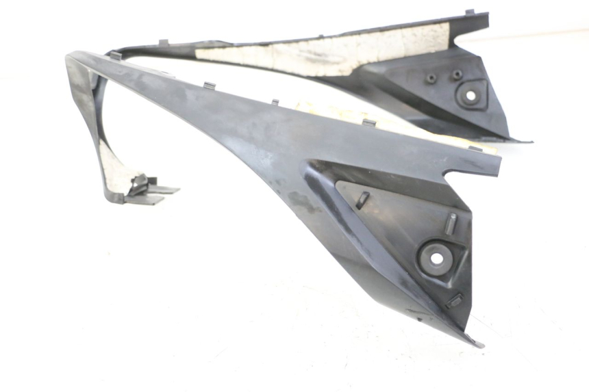 photo de REAR MIDDLE PANEL YAMAHA FZ6 FAZER S2 600 (2007 - 2011) - Technical close-up
