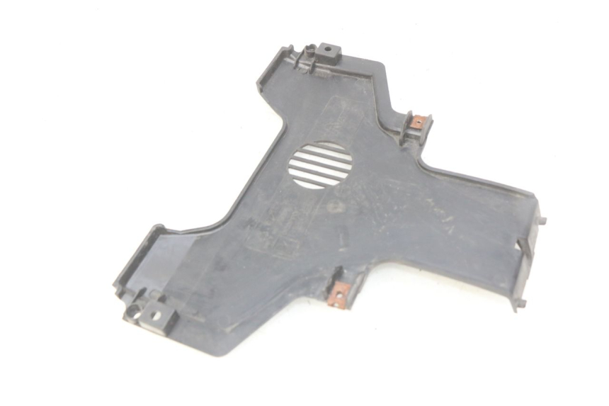 photo de LOWER FRONT FAIRING JUNCTION PIAGGIO MP3 LT 300 (2010 - 2016) - Zoom on usage condition