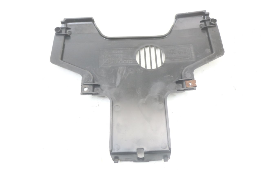 photo de LOWER FRONT FAIRING JUNCTION PIAGGIO MP3 LT 400 (2007 - 2012) - Alternative perspective