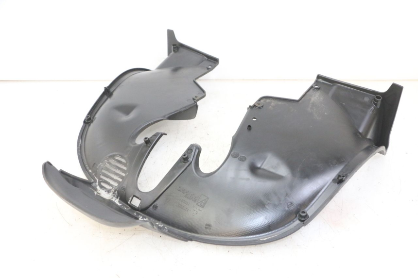 photo de LOWER FRONT FAIRING JUNCTION PIAGGIO MP3 LT 300 (2010 - 2016) - Zoom on usage condition