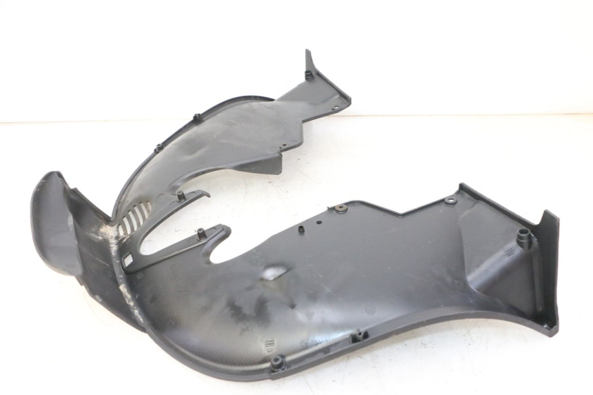 photo de LOWER FRONT FAIRING JUNCTION PIAGGIO MP3 LT 300 (2010 - 2016) - Zoom on usage condition