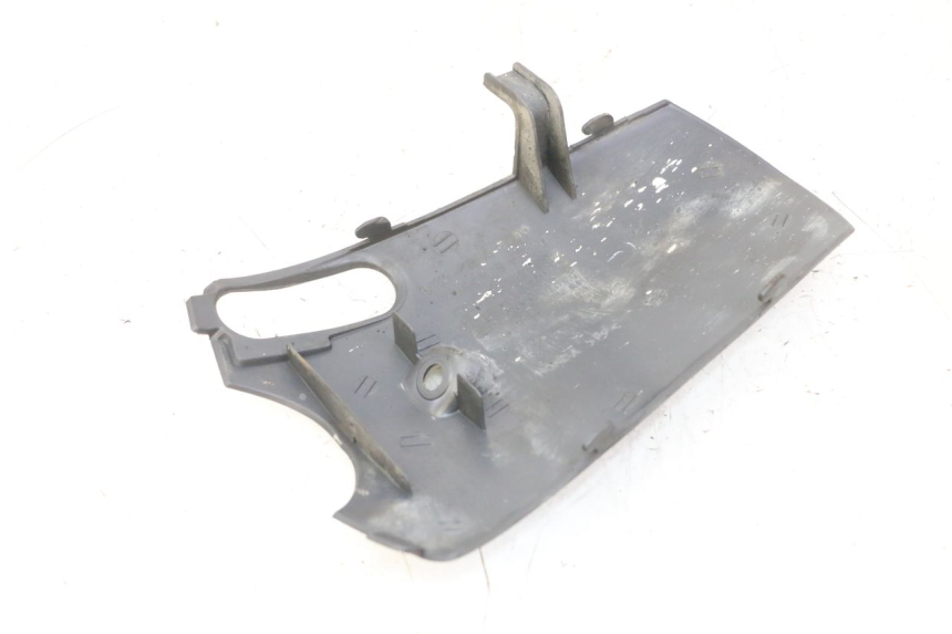 photo de LOWER FRONT FAIRING JUNCTION HONDA SCV LEAD 100 (2003 - 2007) - Zoom on usage condition