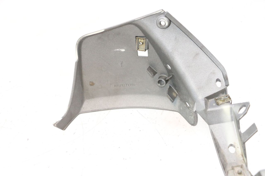 photo de LOWER FRONT FAIRING JUNCTION PEUGEOT TREKKER 50 (1995 - 2004) - Technical close-up