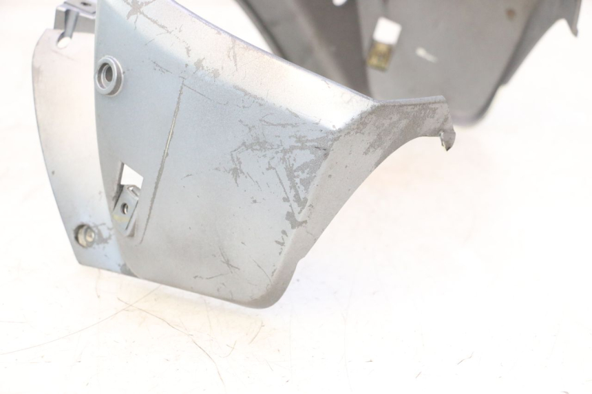 photo de LOWER FRONT FAIRING JUNCTION PEUGEOT TREKKER 50 (1995 - 2004) - Fixing points details