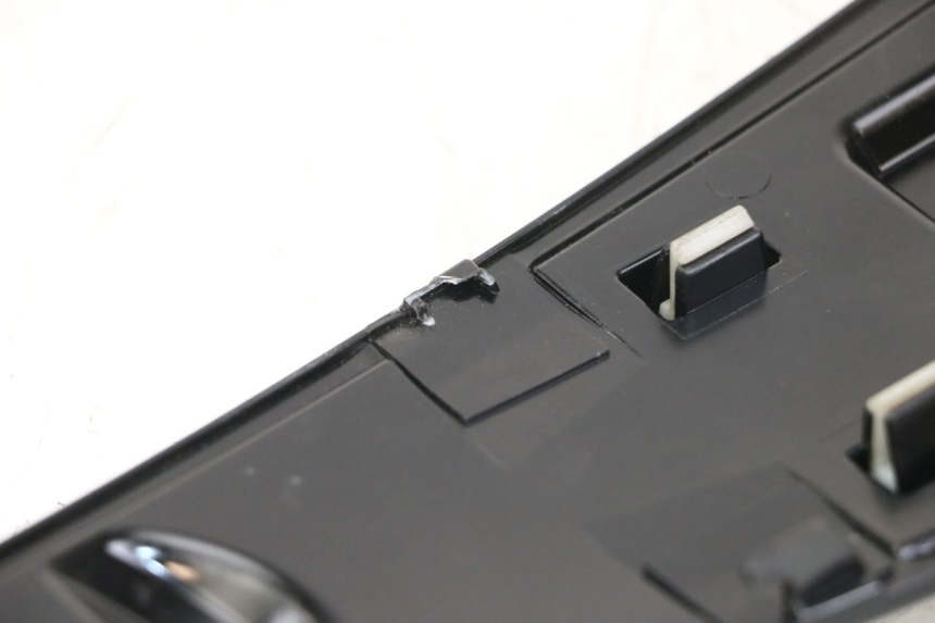 photo de FRONT MIDDLE PANEL PIAGGIO LIBERTY IGET 4T 50 (2021 - 2025) - Zoom on usage condition