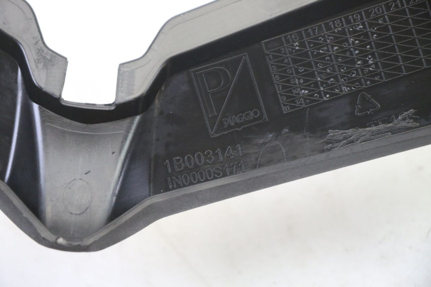 photo de FRONT MIDDLE PANEL APRILIA SR 2T 50 (2018 - 2022) - Fixing points details