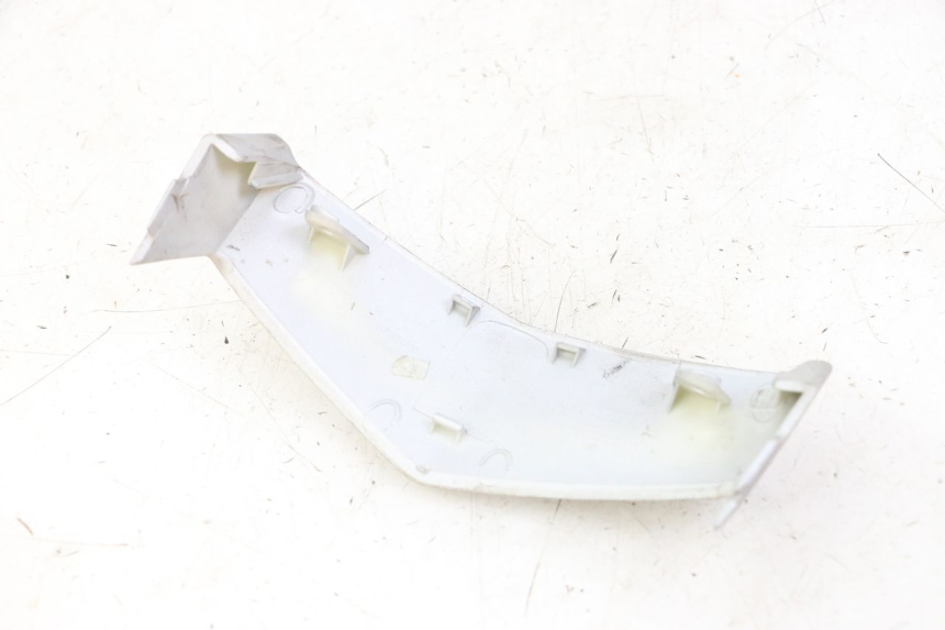 photo de FRONT MIDDLE PANEL  PEUGEOT VIVACITY 125 (2010 - 2017) - Zoom on usage condition