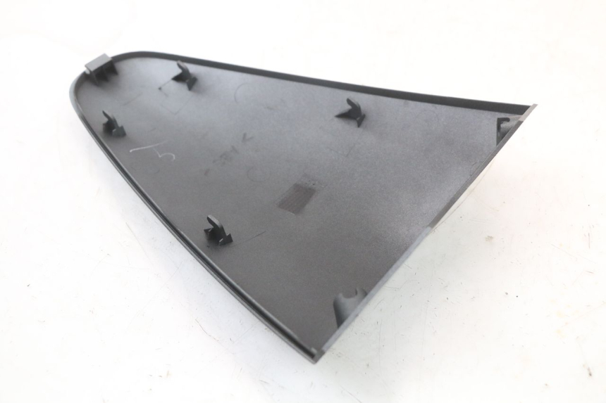 photo de FRONT MIDDLE PANEL YAMAHA YP MAJESTY 125 (2002 - 2006) - Distinctive features