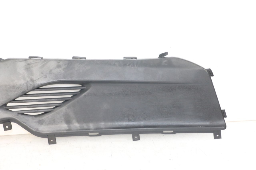 photo de RIGHT FOOTREST BRACKET KYMCO DINK STREET ABS 125 (2011 - 2018) - Technical close-up