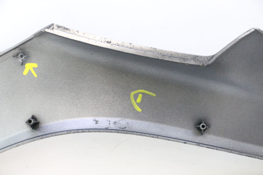 photo de RIGHT MIDDLE FLOOR PANEL GILERA GP 800 (2007 - 2013) - Distinctive features