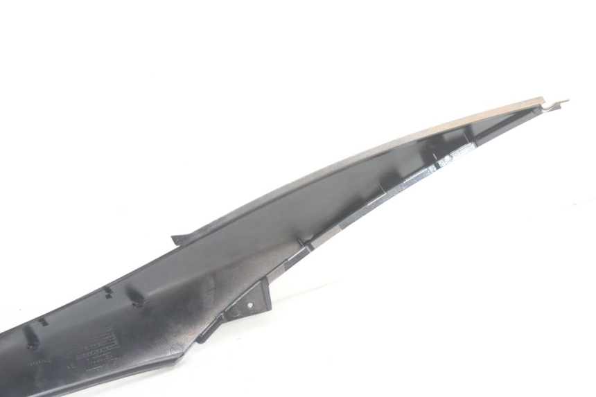 photo de RIGHT MIDDLE FLOOR PANEL PIAGGIO MP3 500 (2014 - 2017) - Fixing points details