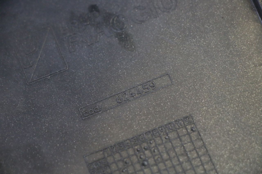 photo de RIGHT MIDDLE FLOOR PANEL PIAGGIO MP3 RL 250 (2006 - 2010) - Fixing points details