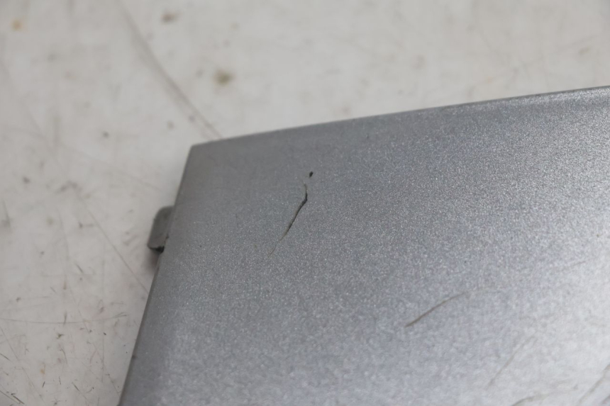 photo de RIGHT FOOTREST BRACKET PIAGGIO MP3 125 (2006 - 2014) - Component detail