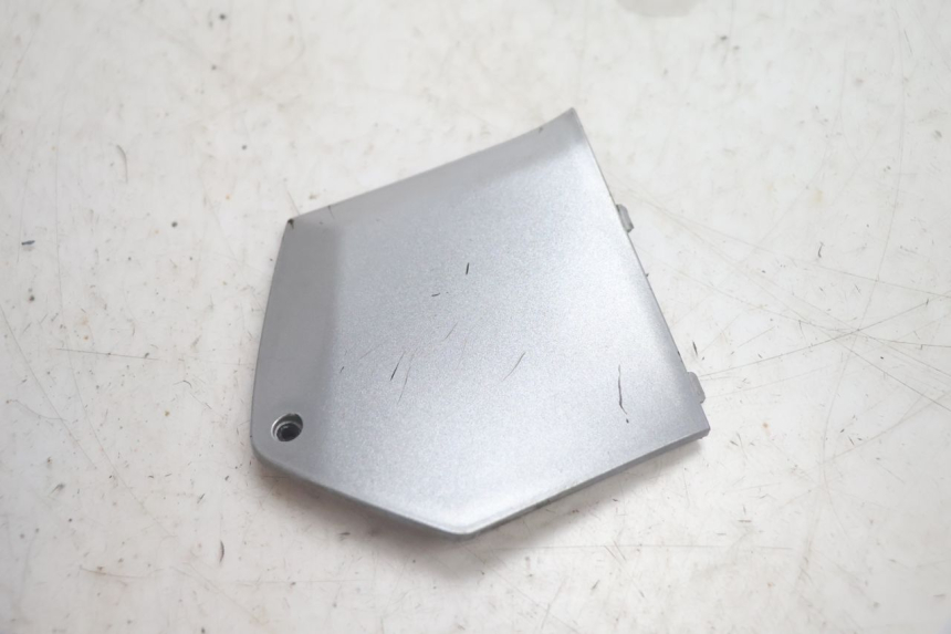 photo de RIGHT FOOTREST BRACKET PIAGGIO MP3 125 (2006 - 2014) - Technical close-up