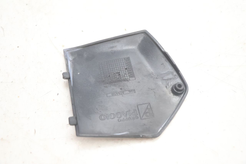 photo de RIGHT FOOTREST BRACKET PIAGGIO MP3 125 (2006 - 2014) - Fixing points details