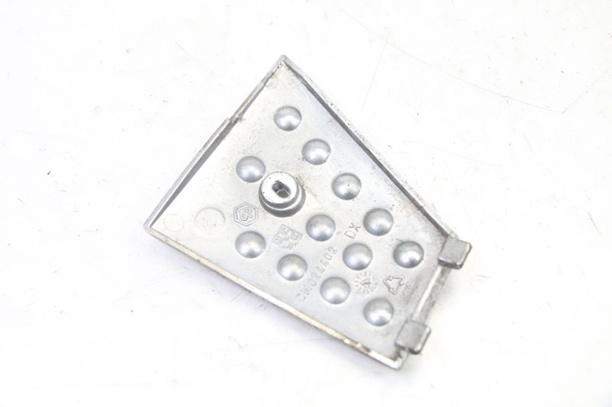 photo de RIGHT MIDDLE FLOOR PANEL PIAGGIO X8 125 (2004 - 2007) - Zoom on usage condition