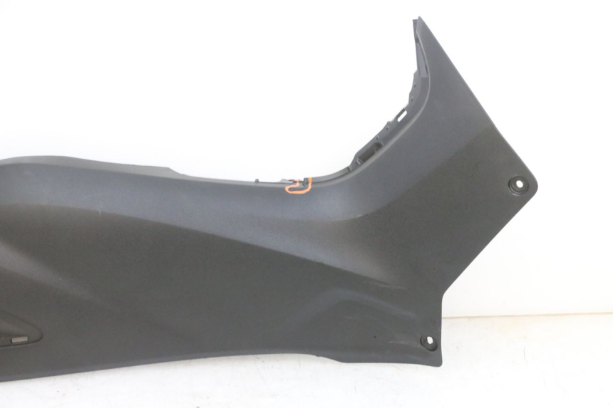 photo de RIGHT MIDDLE FLOOR PANEL YAMAHA TRICITY 300 (2020 - 2024) - High-resolution close-up