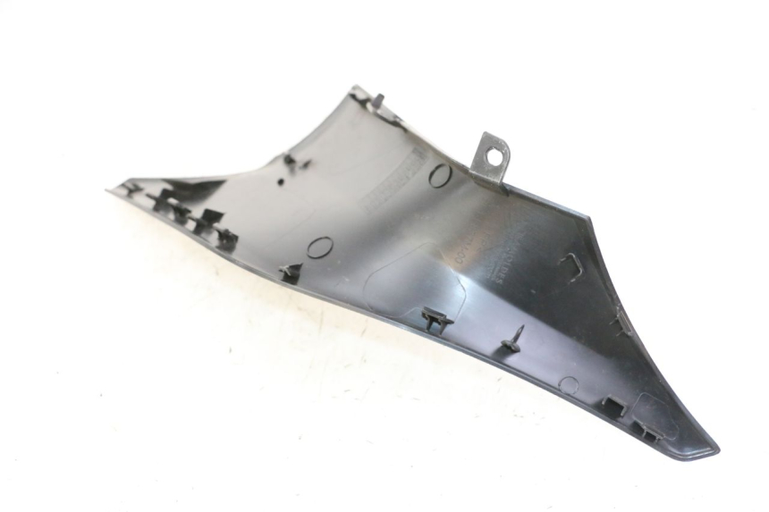 photo de RIGHT MIDDLE FLOOR PANEL YAMAHA XMAX X-MAX 125 (2021 - 2025) - Technical close-up