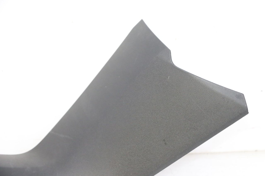 photo de RIGHT MIDDLE FLOOR PANEL YAMAHA XMAX X-MAX 125 (2021 - 2025) - Fixing points details