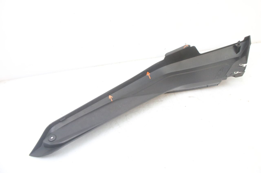 photo de RIGHT MIDDLE FLOOR PANEL YAMAHA YP X-MAX XMAX 400 (2014 - 2017) - Technical close-up