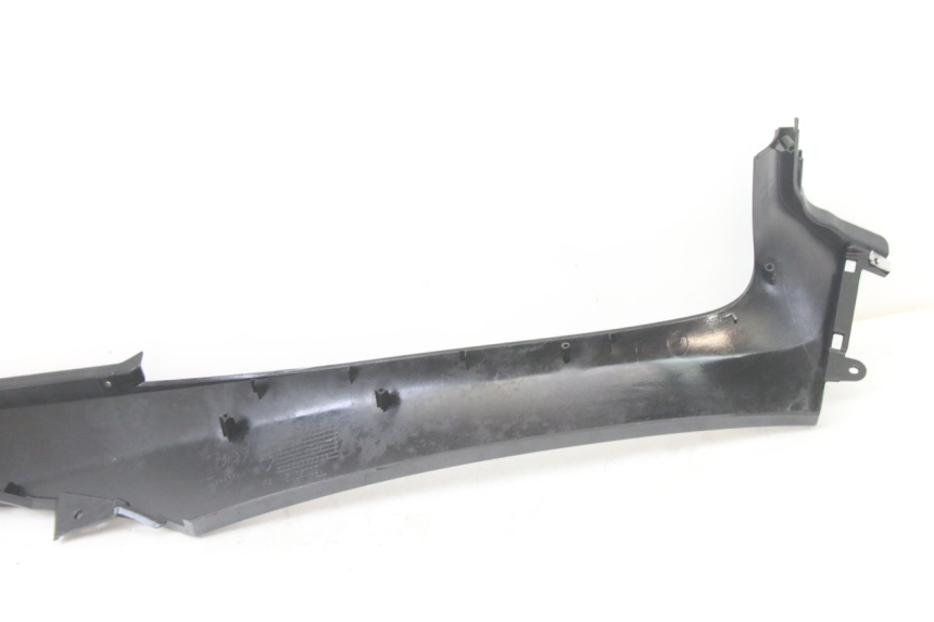 photo de LEFT MIDDLE FLOOR PANEL PIAGGIO MP3 500 (2014 - 2017) - Fixing points details