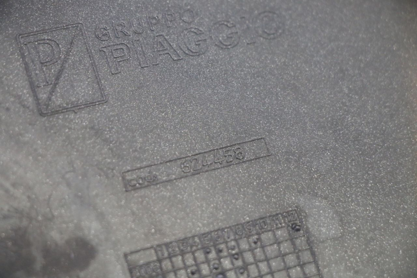 photo de LEFT MIDDLE FLOOR PANEL PIAGGIO MP3 RL 250 (2006 - 2010) - Technical close-up