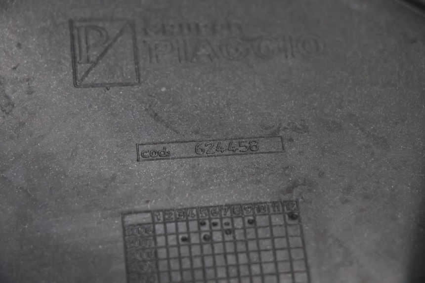 photo de LEFT MIDDLE FLOOR PANEL PIAGGIO MP3 125 (2006 - 2014) - Technical close-up