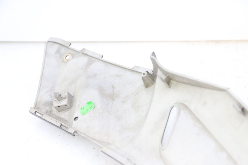 photo de LEFT FOOTREST BRACKET YAMAHA XMAX X-MAX 125 (2006 - 2009) - Zoom on usage condition