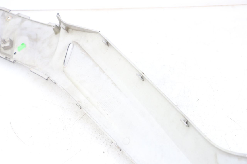 photo de LEFT FOOTREST BRACKET YAMAHA XMAX X-MAX 125 (2006 - 2009) - Alternative perspective