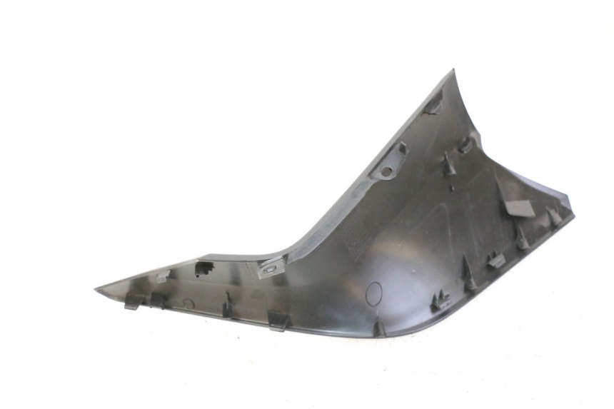 photo de LEFT MIDDLE FLOOR PANEL YAMAHA XMAX X-MAX 125 (2021 - 2025) - Alternative perspective