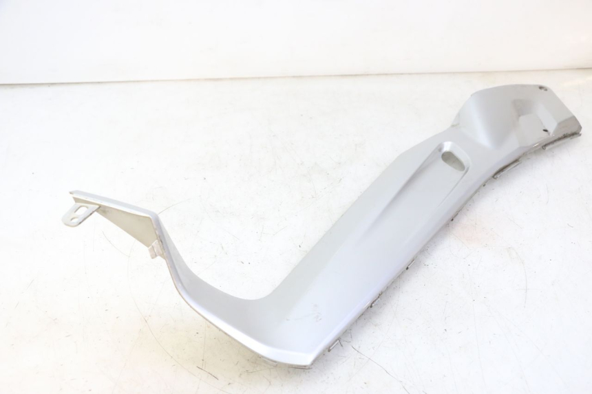 photo de LEFT MIDDLE FLOOR PANEL YAMAHA X-MAX XMAX 250 (2006 - 2009) - High-resolution close-up