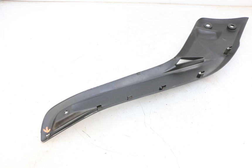photo de LEFT MIDDLE FLOOR PANEL YAMAHA X-MAX XMAX 125 (2010 - 2013) - Technical close-up