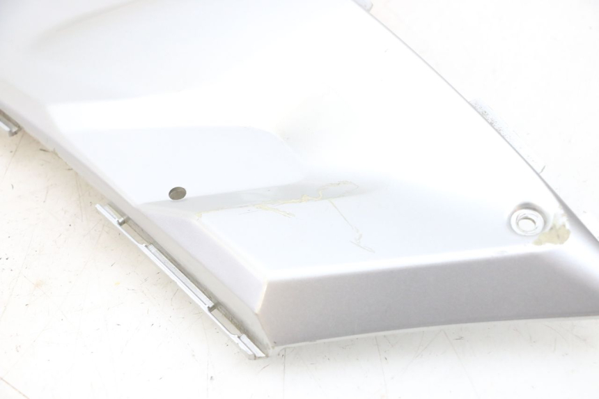 photo de LEFT FOOTREST BRACKET YAMAHA XMAX X-MAX 125 (2006 - 2009) - Detailed visual inspection