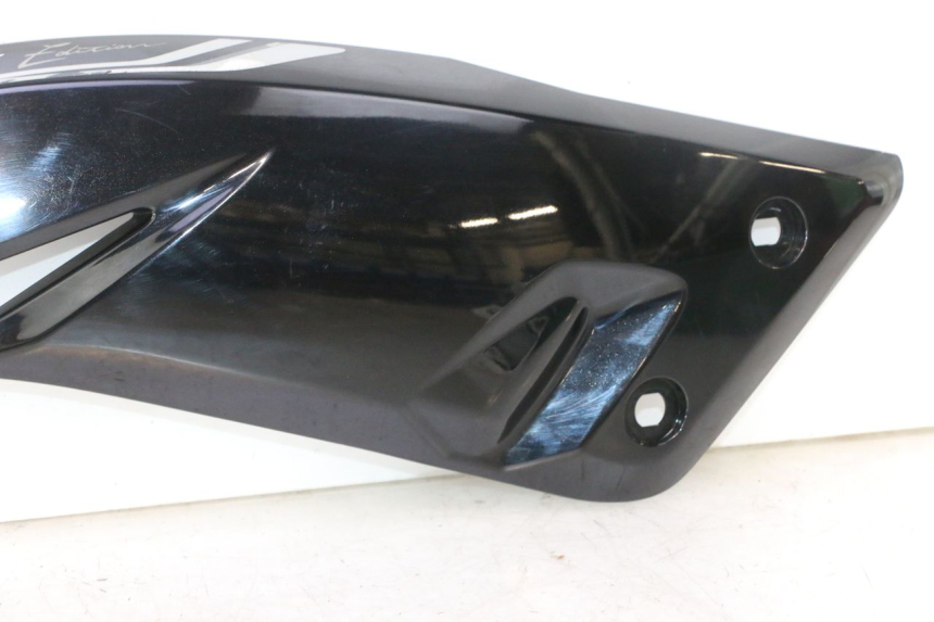 photo de LEFT MIDDLE FLOOR PANEL YAMAHA X-MAX XMAX 125 (2010 - 2013) - Alternative perspective