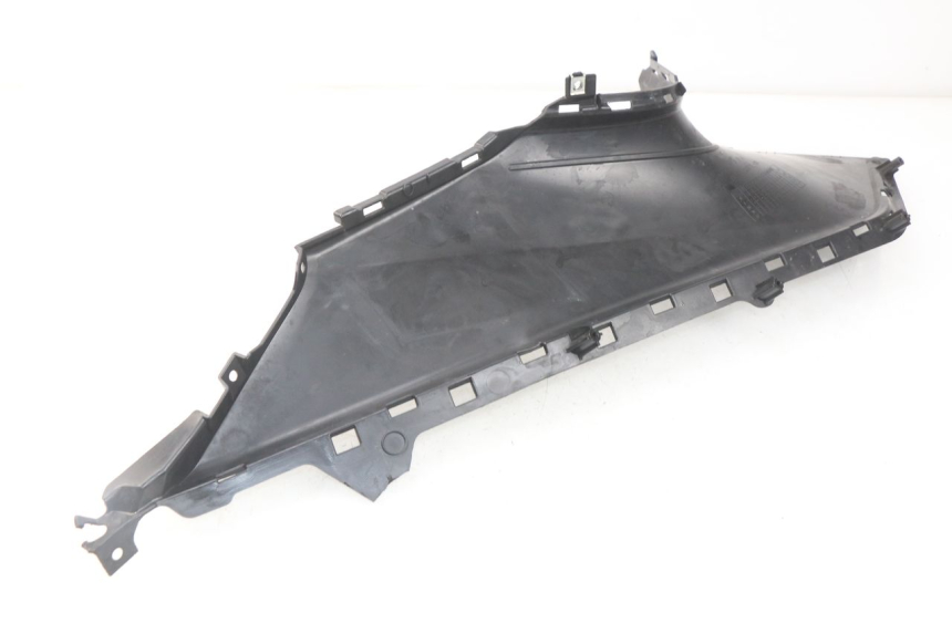 photo de LEFT MIDDLE FLOOR PANEL YAMAHA YP T-MAX TMAX 530 (2017 - 2020) - Technical close-up