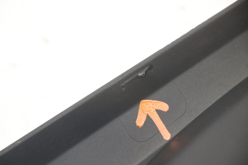 photo de LEFT MIDDLE FLOOR PANEL YAMAHA YP X-MAX XMAX 400 (2014 - 2017) - Surface and material condition