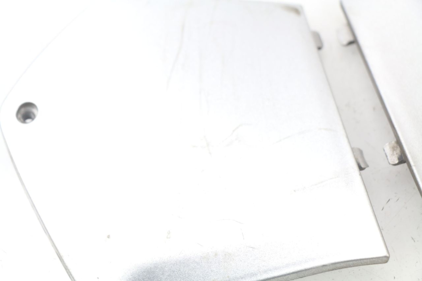 photo de MIDDLE FLOOR PANEL PIAGGIO MP3 125 (2006 - 2014) - Technical close-up