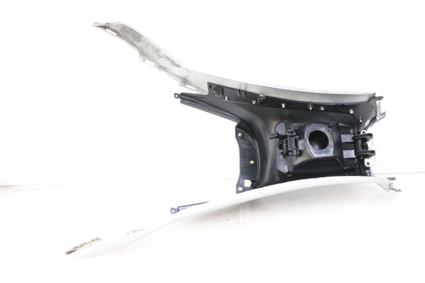 photo de MIDDLE FLOOR PANEL PIAGGIO MP3 125 (2006 - 2014) - Zoom on usage condition