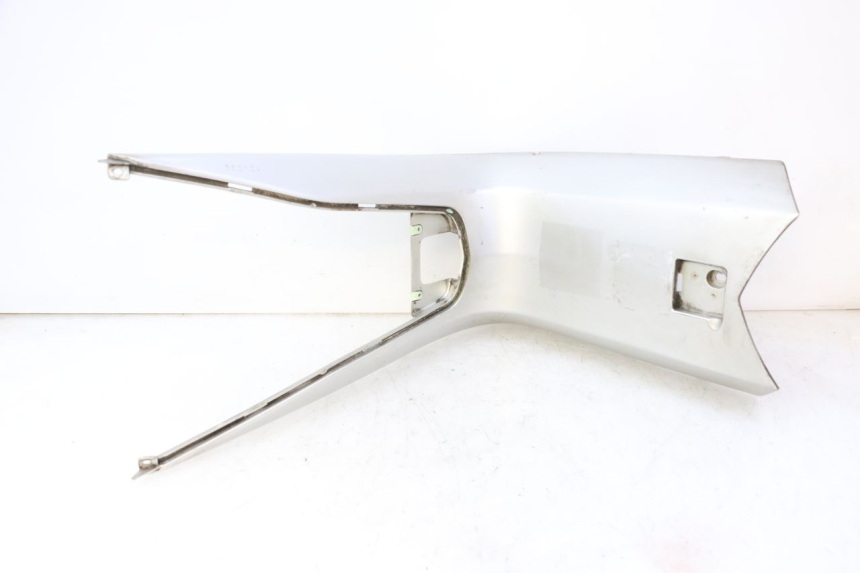 photo de MIDDLE FLOOR PANEL PEUGEOT SATELIS 125 (2006 - 2009) - Distinctive features