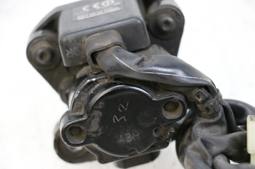 photo de LOCK KEY CDI IGNITION SWITCH KIT YAMAHA FJR ABS 1300 (2006 - 2012) - Fixing points details