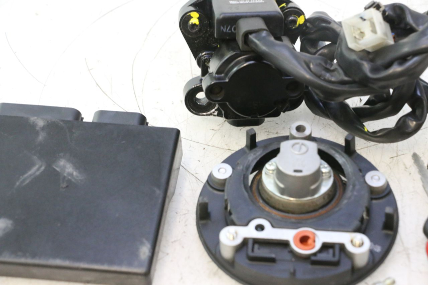 photo de LOCK SET KEY ECU YAMAHA FZ8 800 (2010 - 2016) - Additional view of the item