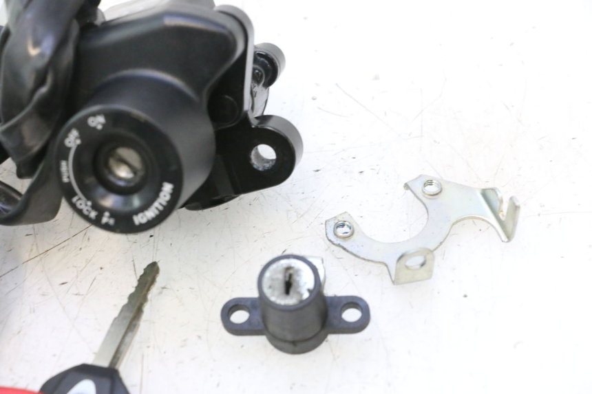photo de LOCK SET KEY ECU YAMAHA FZ8 800 (2010 - 2016) - Technical close-up