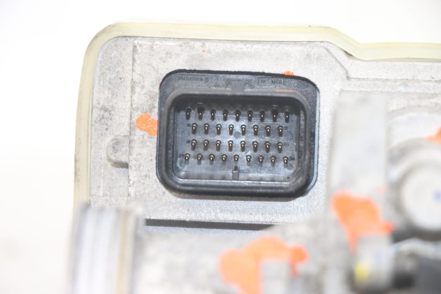 photo de LOCK SET KEY ECU PIAGGIO MP3 HPE 300 (2019 - 2026) - Technical close-up