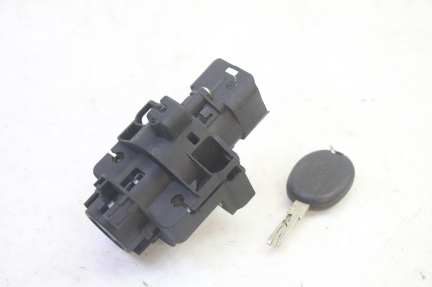 photo de LOCK SET KEY ECU PIAGGIO MP3 500 (2016 - 2018) - Alternative perspective