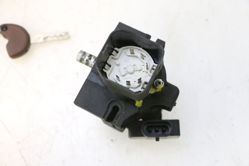 photo de LOCK SET KEY ECU PIAGGIO MP3 500 (2016 - 2018) - High-resolution close-up