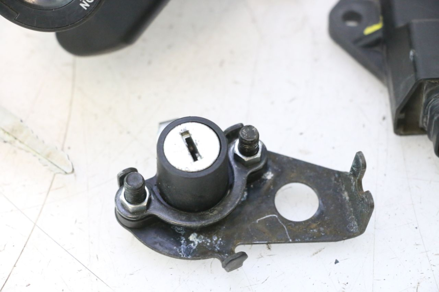 photo de LOCK SET KEY ECU YAMAHA TDM ABS 900 (2002 - 2014) - Alternative perspective
