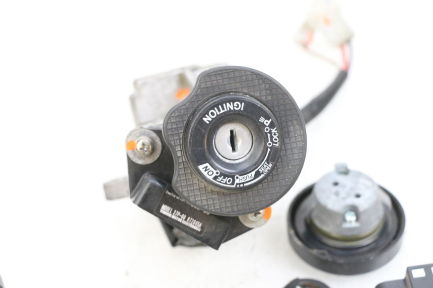 photo de LOCK KEY CDI IGNITION SWITCH KIT YAMAHA X-MAX XMAX 125 (2010 - 2013) - Alternative perspective