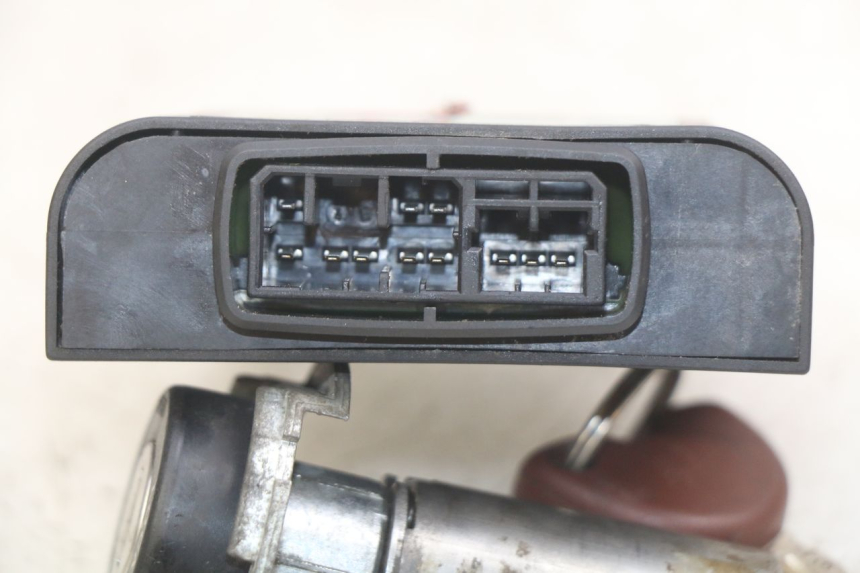 photo de LOCK KEY CDI IGNITION SWITCH KIT PIAGGIO X9 EVOLUTION 125 (2003 - 2007) - Zoom on usage condition